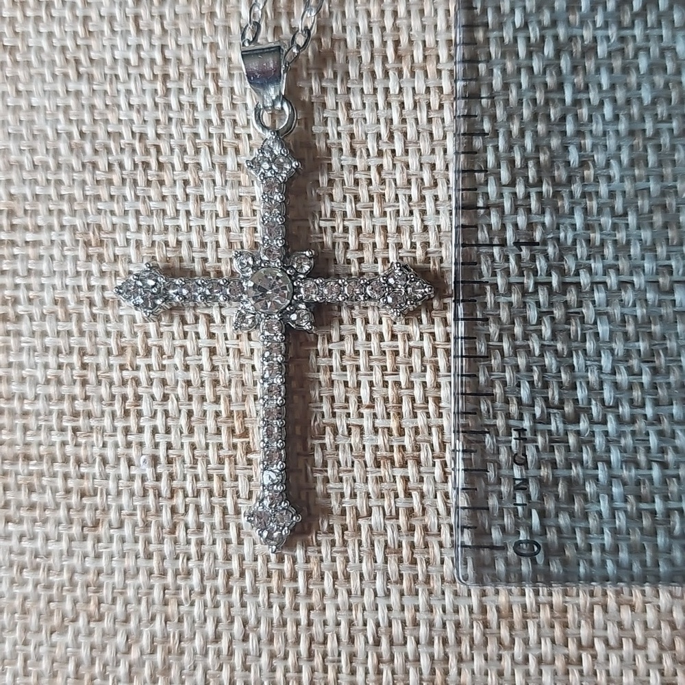NIB Dazzling Silver Tone Cross Pendant Necklace With Glittering Rhinestones - Picture 7 of 7